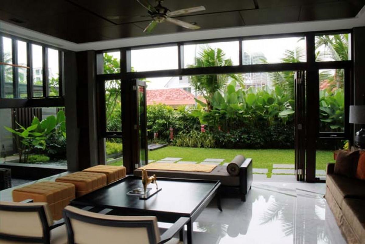 Всекидневна, отворена към вътрешния двор