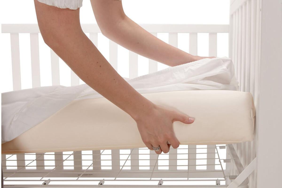 Матракът трябва плътно да приляга в креватчето и да е изграден от качествени материали