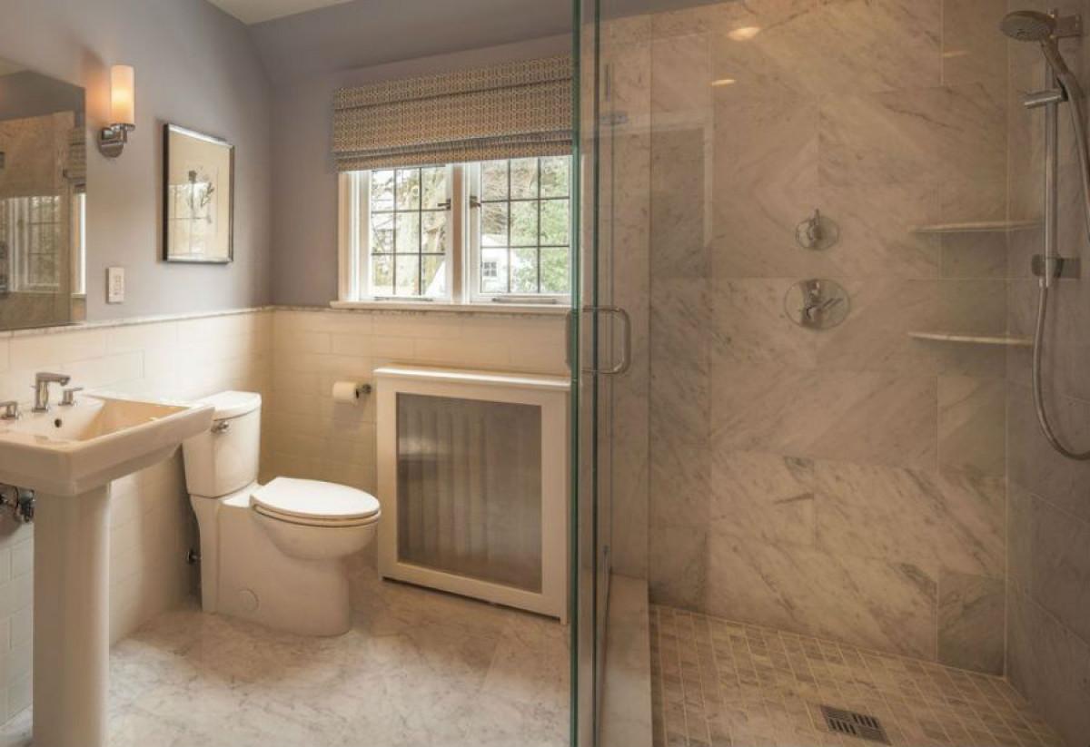 Съчетайте този нюанс на сивото и с друг неутрален цвят в банята