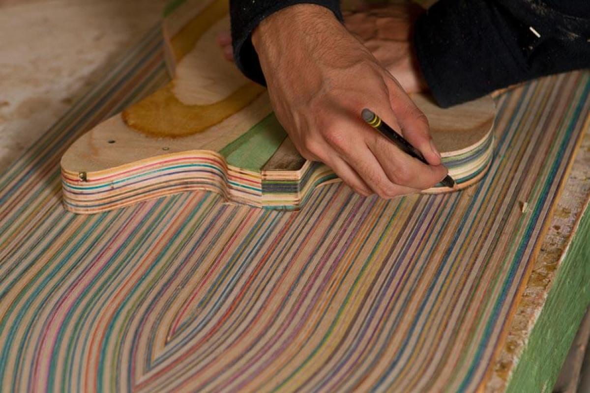 Всяка китара е изцяло ръчна изработка