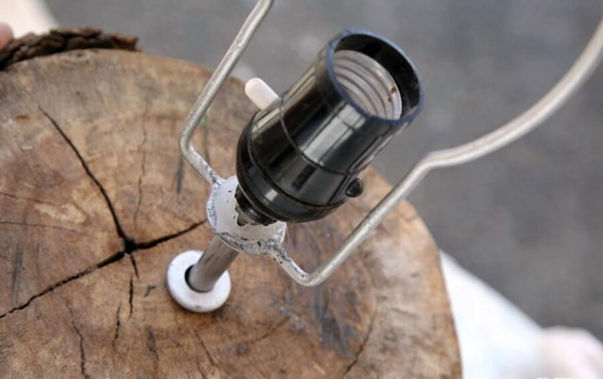 Внимателно поставете фасунгата