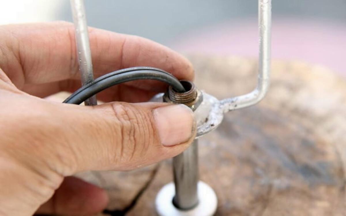 Започнете с електрическата част на вашата настолна лампа