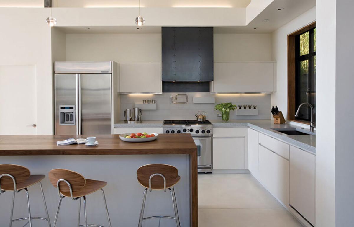 Изключително удобни бар столове от дърво и метал