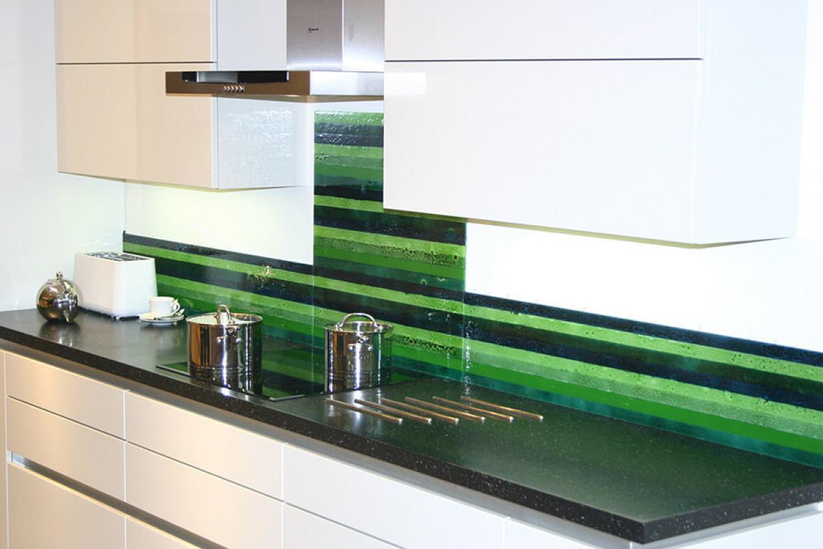 Приложете стъклото и към кухненския гръб
