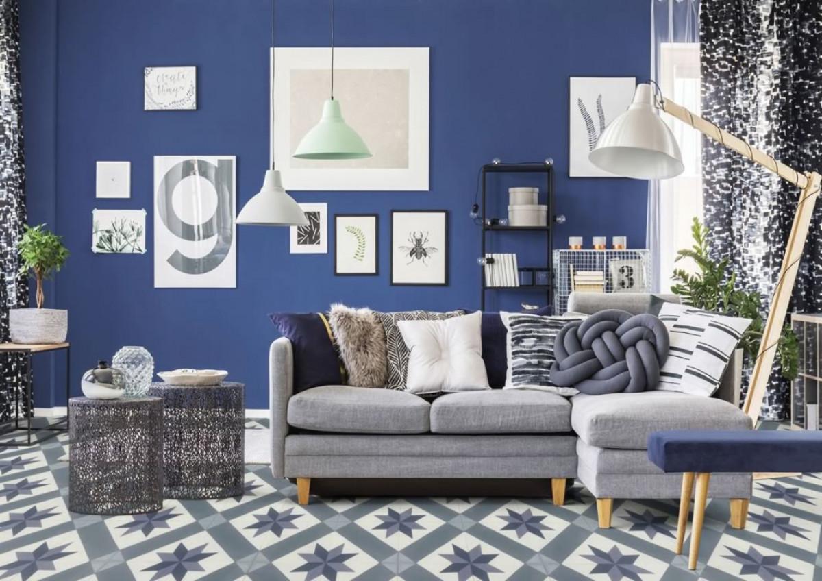 Щампован бетон под сивия диван