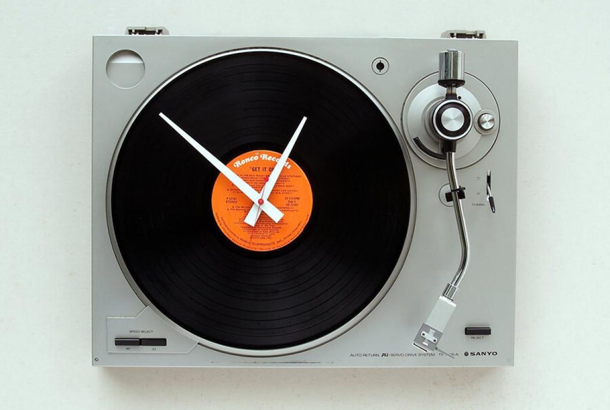 Старият грамофон вече ни показва колко е часът