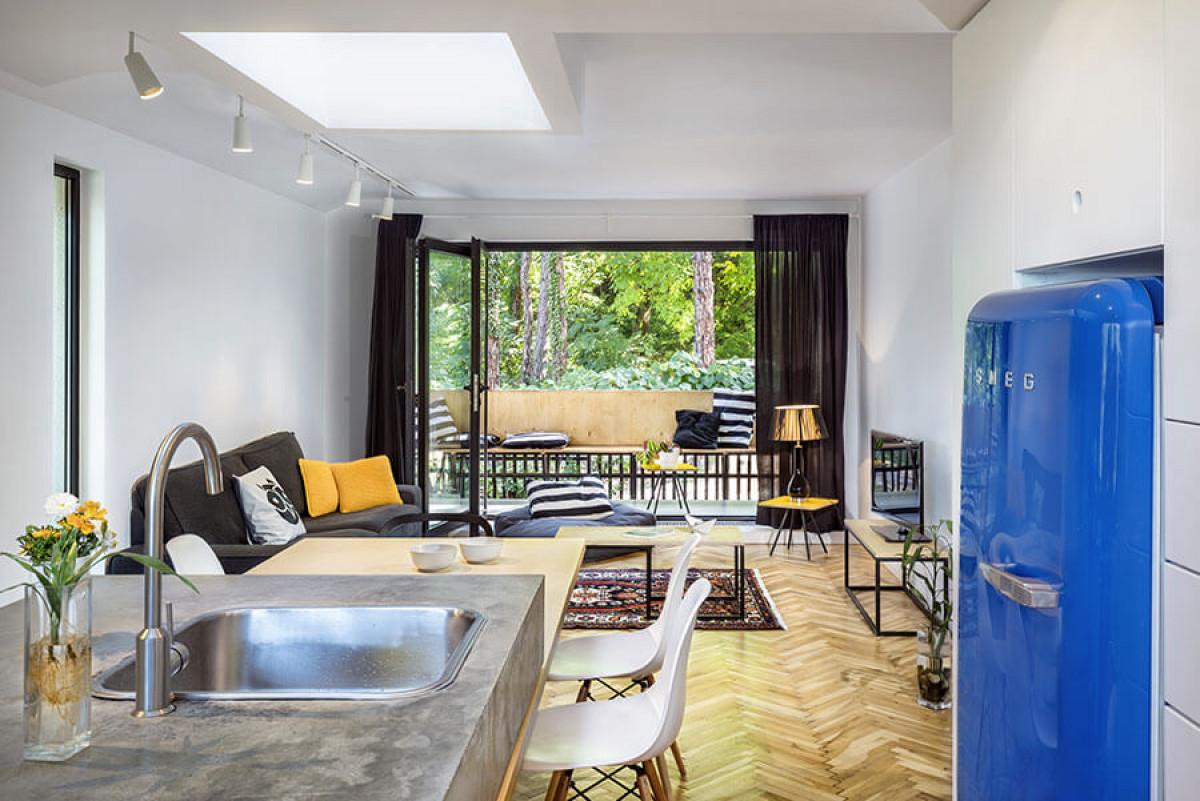 Удобно отворено пространство приютява кухня, трапезария и дневна