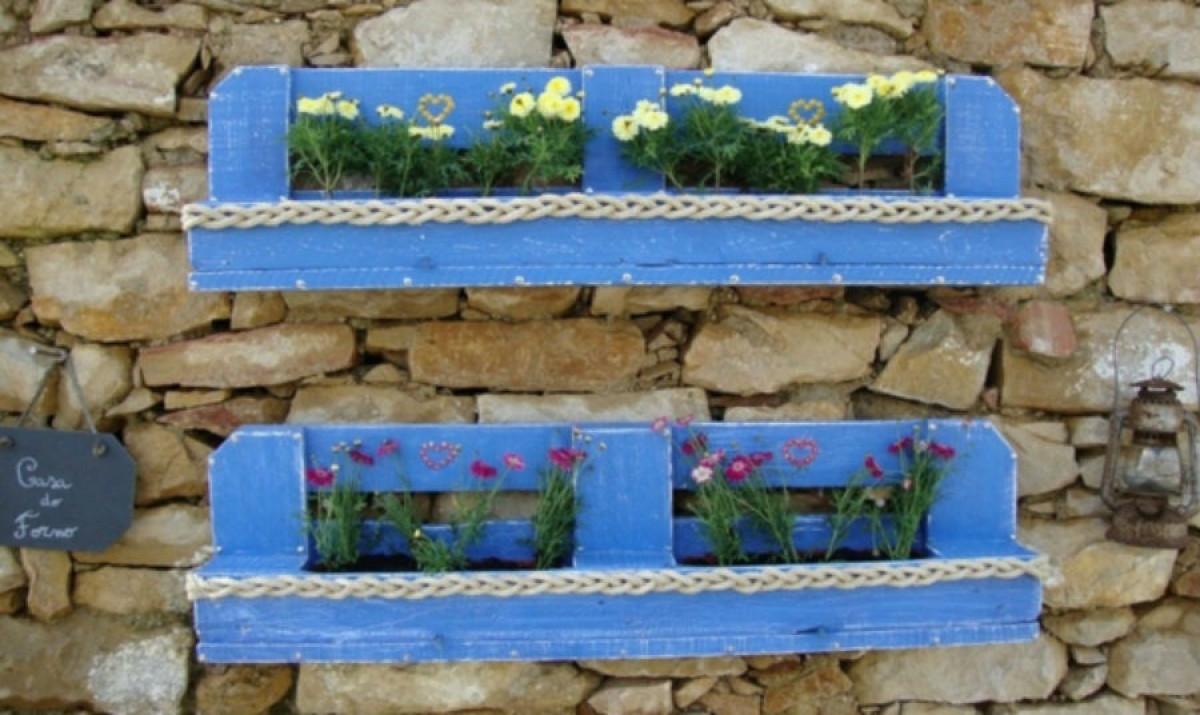 Симпатични саксии като декорация за стена