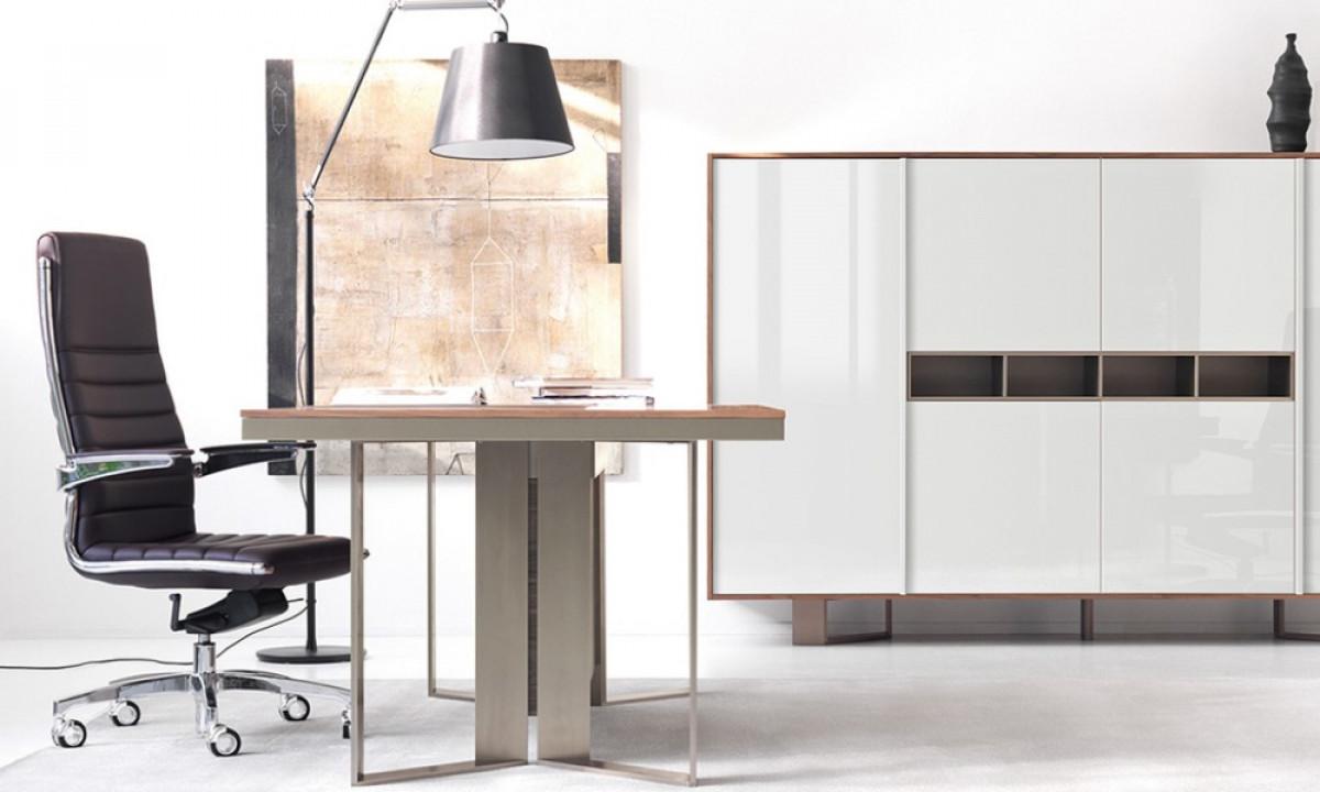 Поставете бюрото срещу вратата