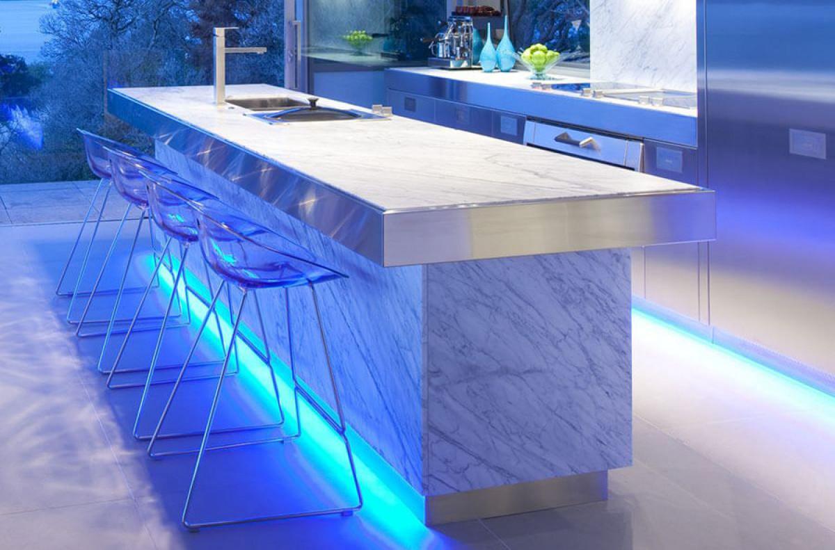 Металът и пластмасата създават перфектния бар стол