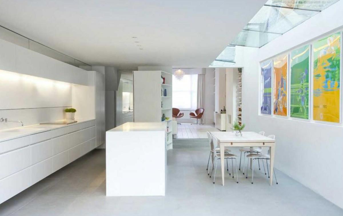 Цветни картини сред бялото великолепие