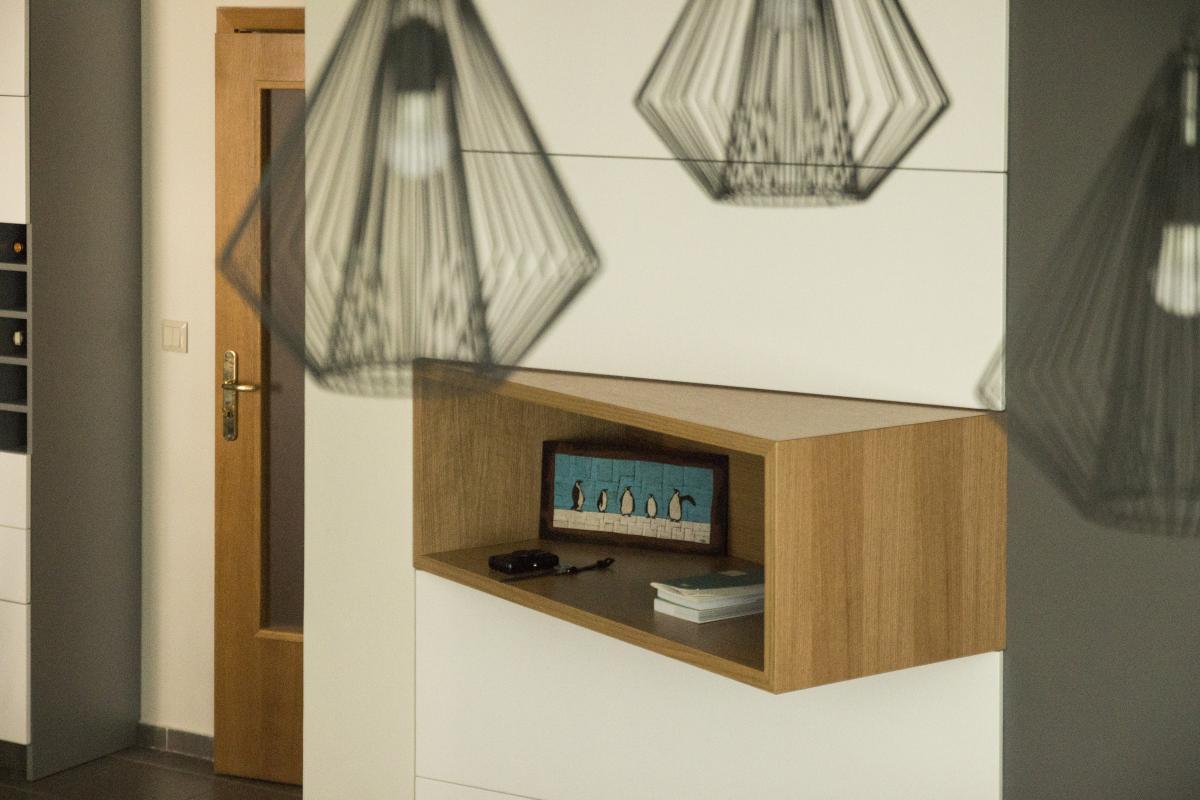 Дневната зона обединява кухня, трапезария и ниско сядане