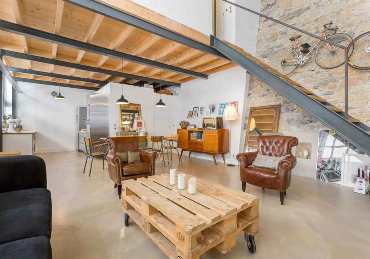 Камък в стената, велосипед за декор...