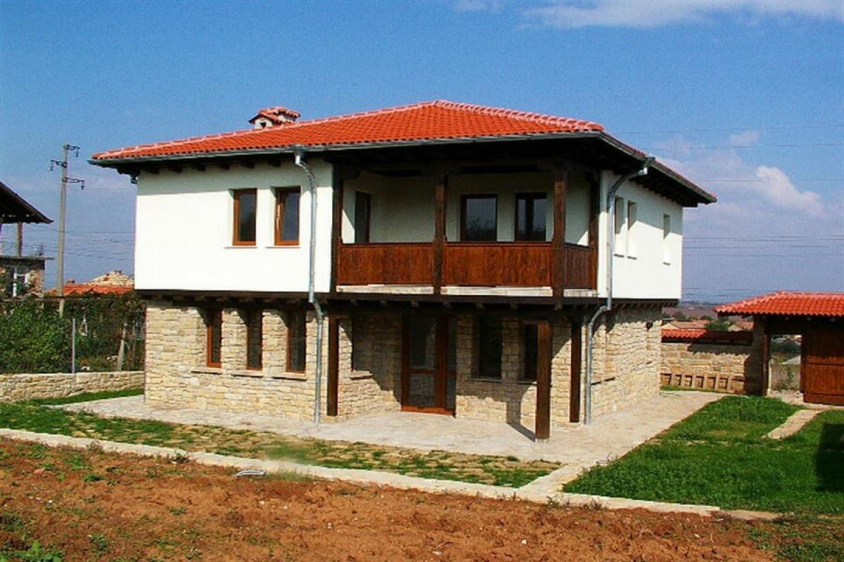 Класическа и сигурна каменна фасада