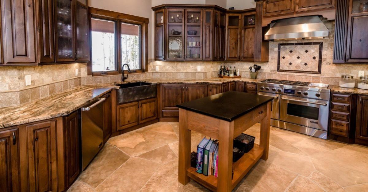 Обзаведете дома си с дървени мебели по поръчка в традиционен стил