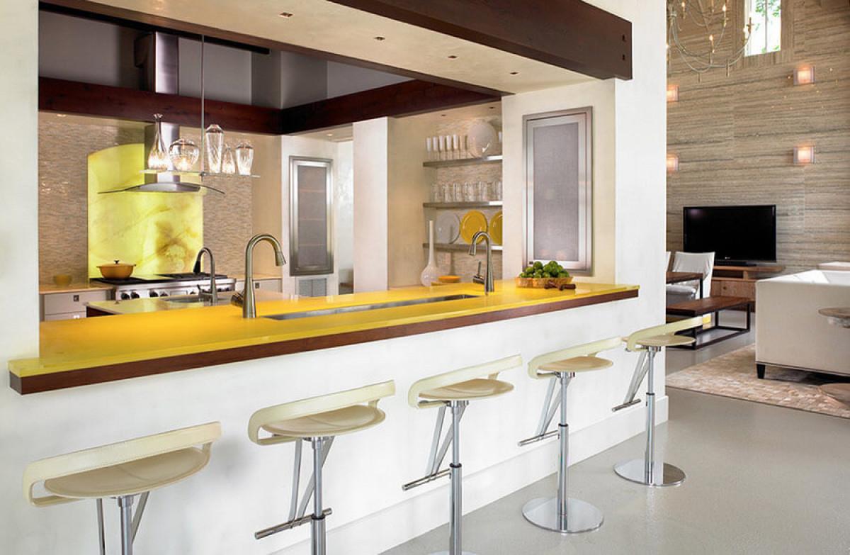 Кухненски плот, окъпан в енергизиращо жълто