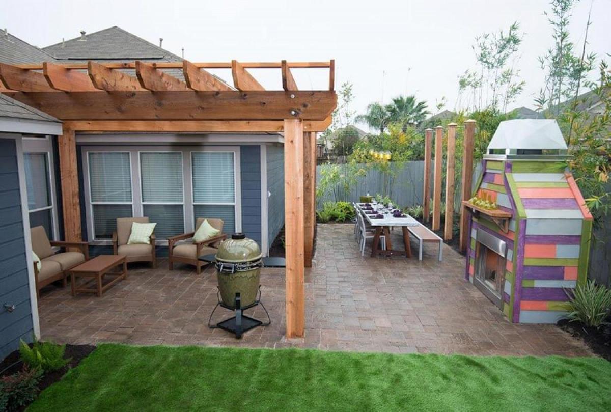 След: Вътрешен двор с интересни цветови съчетания