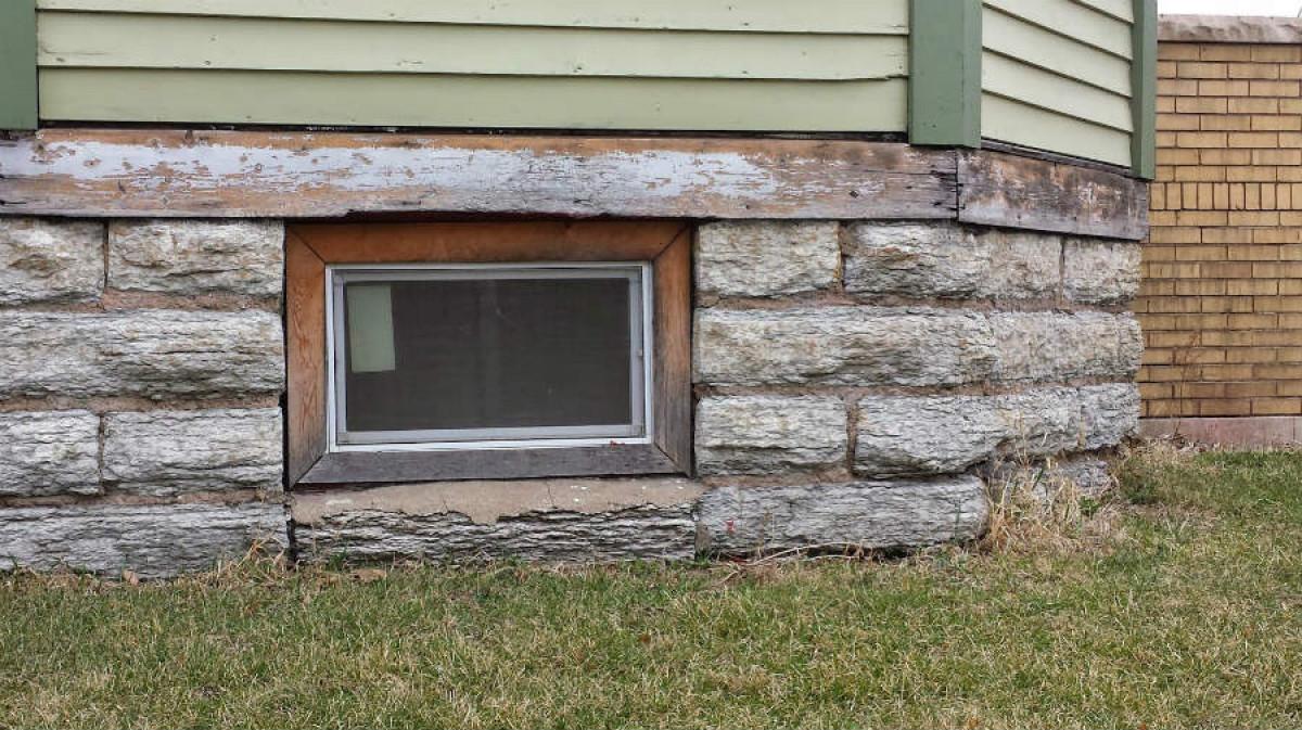 Отнякъде капе вода?