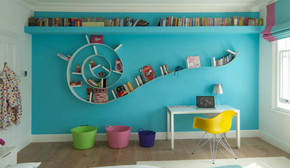 Полезно и симпатично охлювче на стената