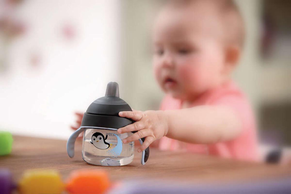 Пъстра и функционална чаша с дръжки за по-лесно привикване