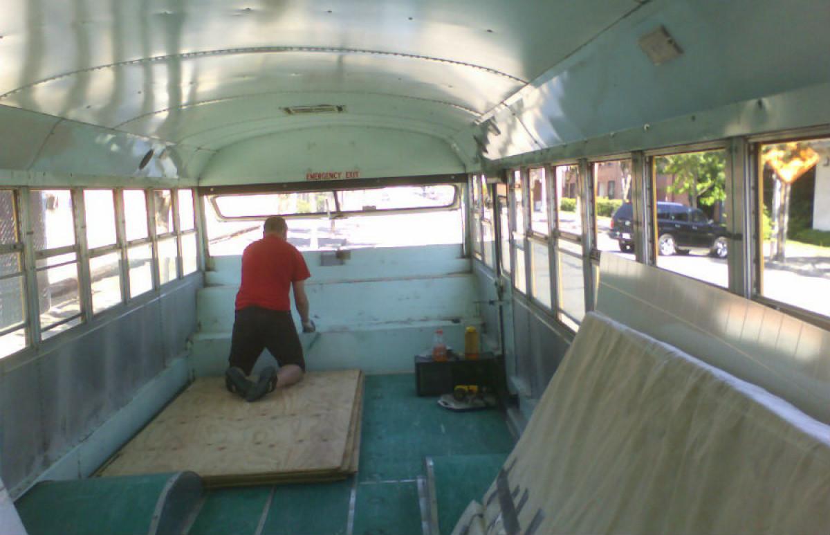 Стар, очукан автобус