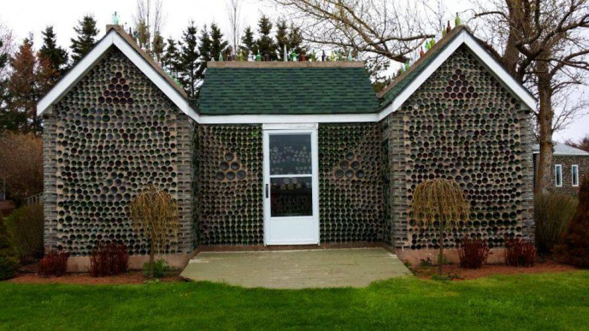 Повече от 25 000 бутилки, вложени в пет постройки