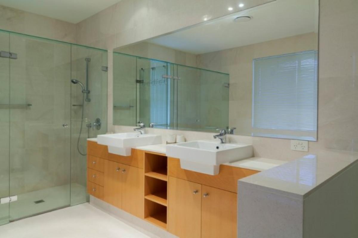 Преграда, отделяща сухата от мократа част