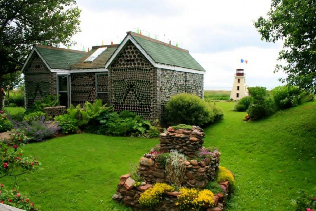 Уникална къща, построена с хиляди стъклени бутилки