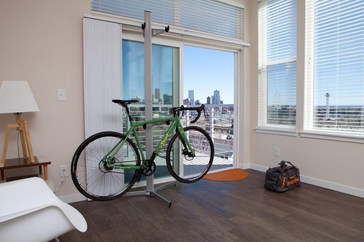 Окачете колелото на специална стойка