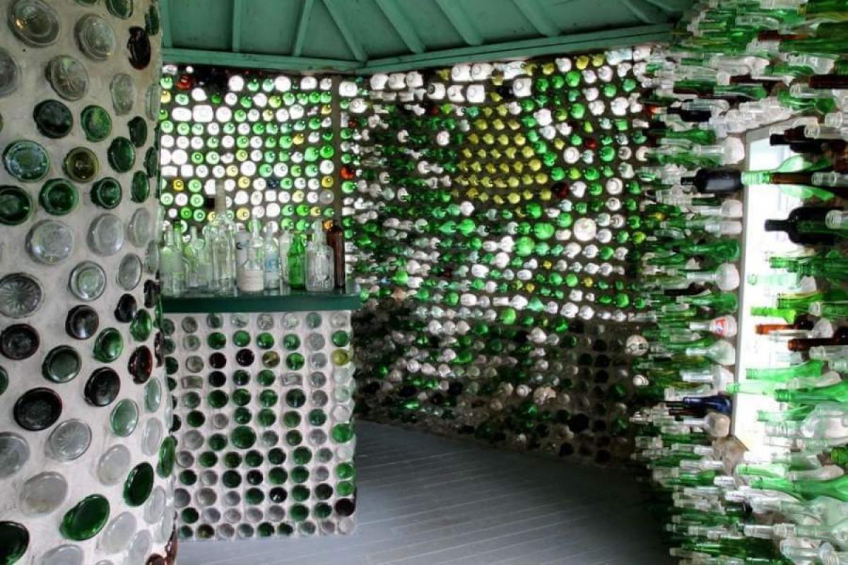 Механата от стъклени бутилки