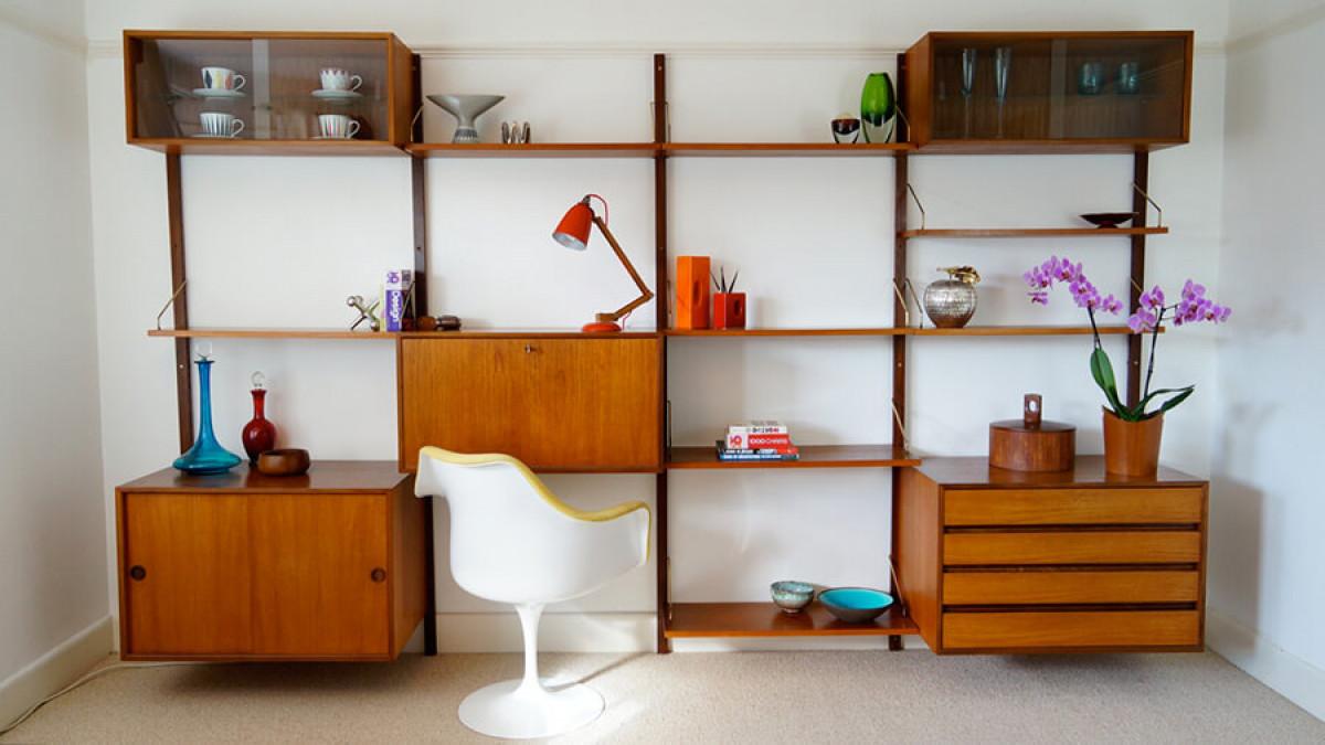 Изберете отворените рафтове пред скучните шкафове