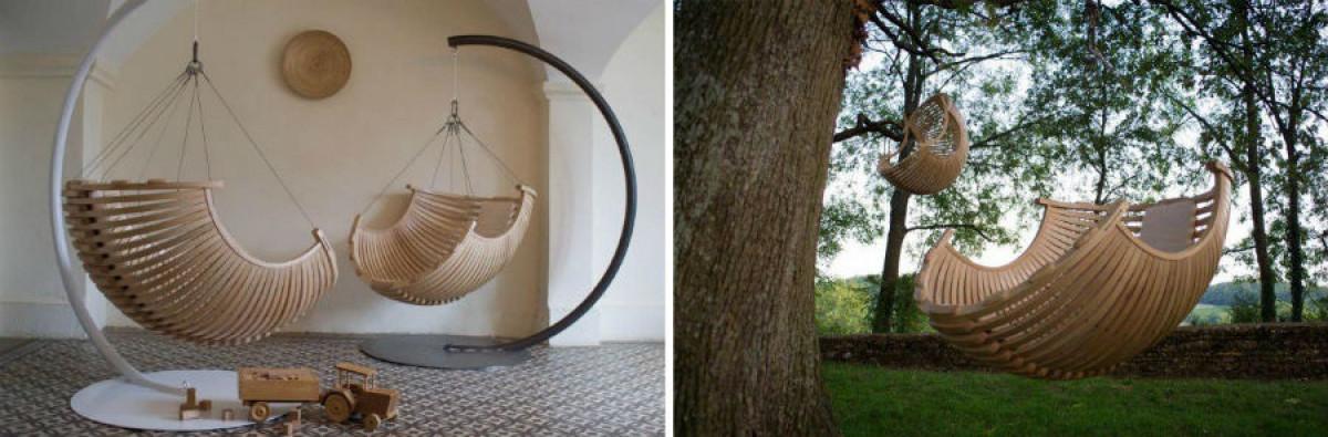 Градински столове, кацнали на някое дърво