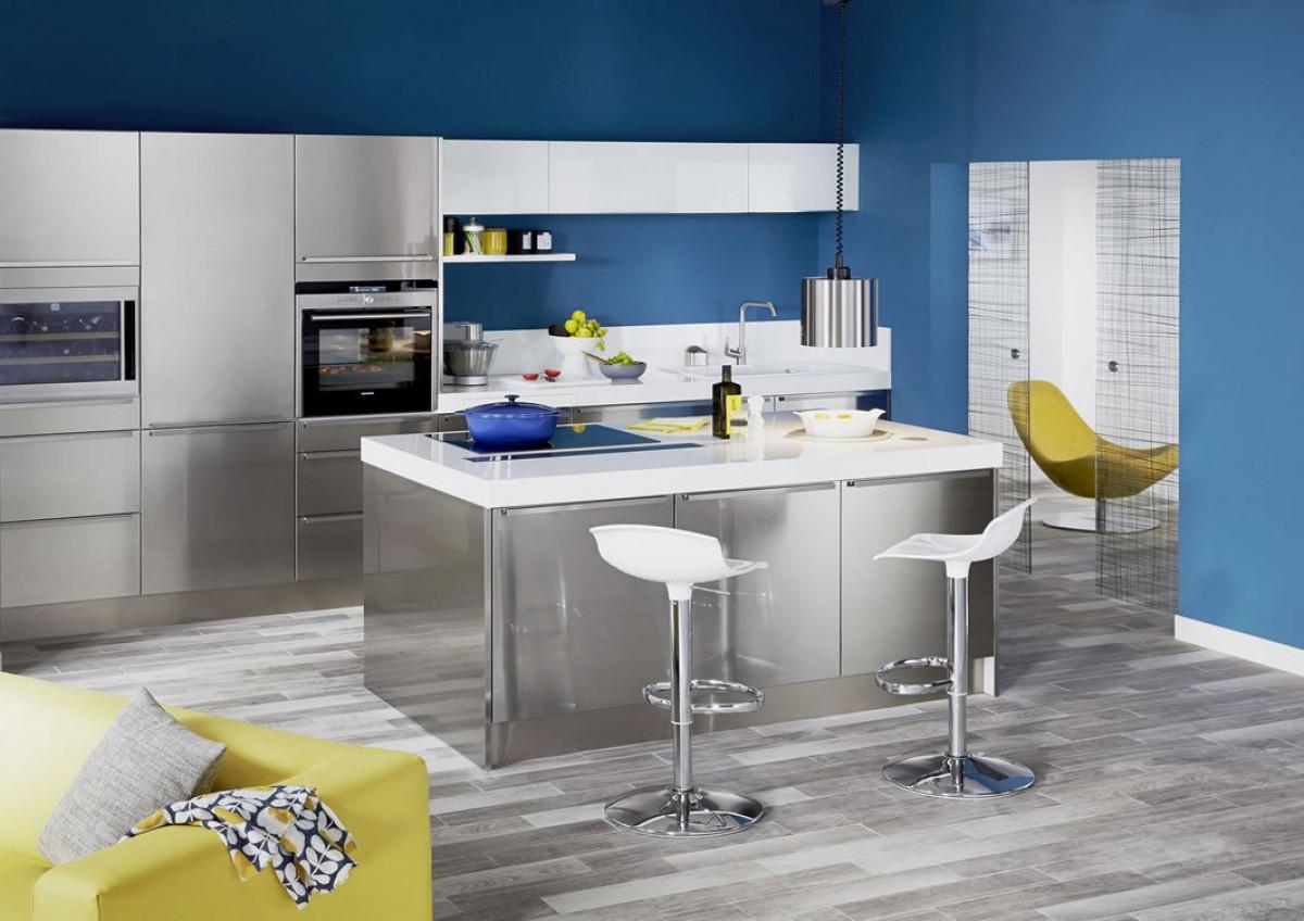 Централен кухненски остров с метален ефект