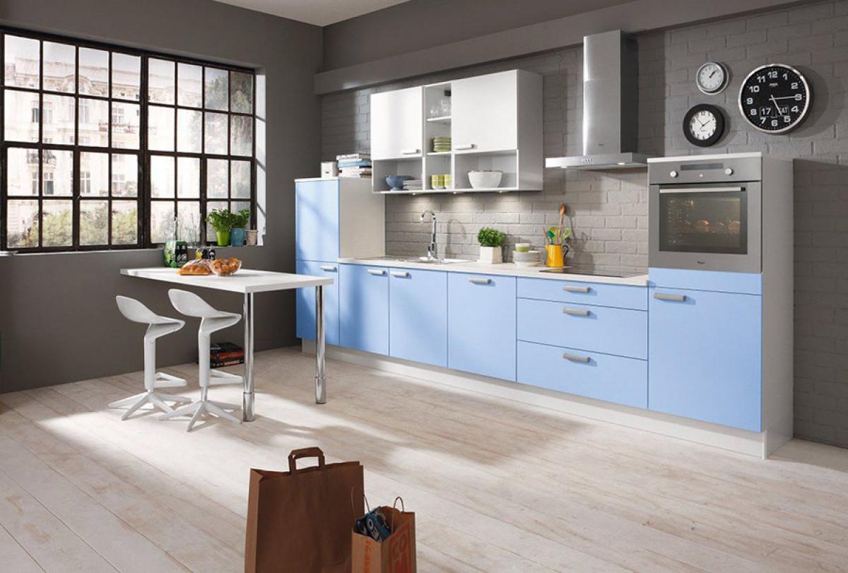 Светла кухня в наситени сини нюанси, която създава добро настроение у дома
