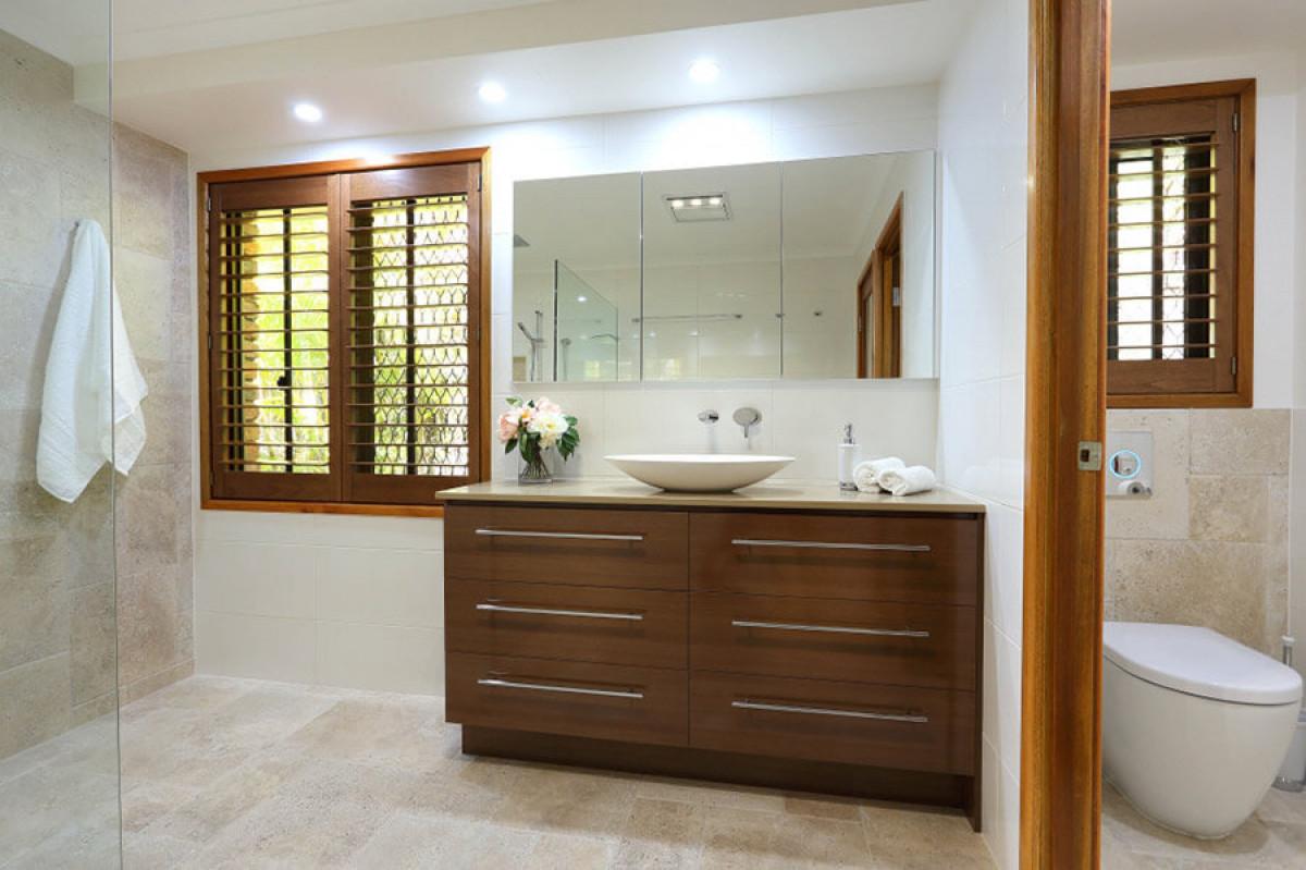 Особено практично решение намираме в огледалния шкаф