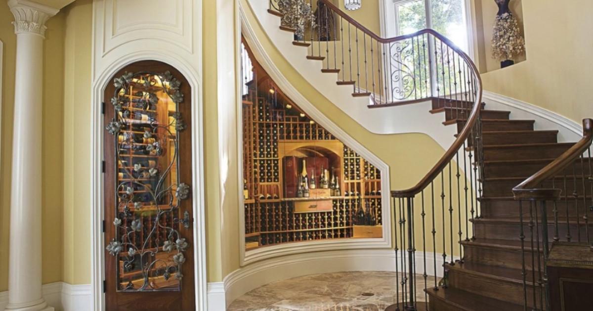 Експериментирайте със стената под стълбите