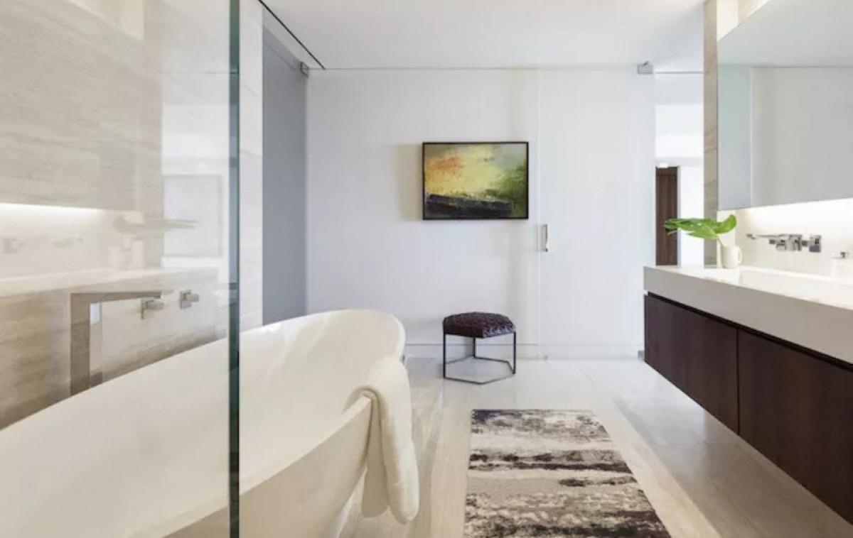 Съвременна и шикозна баня