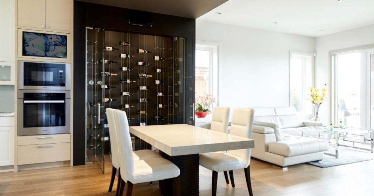 Малка място за вино в стъклена витрина