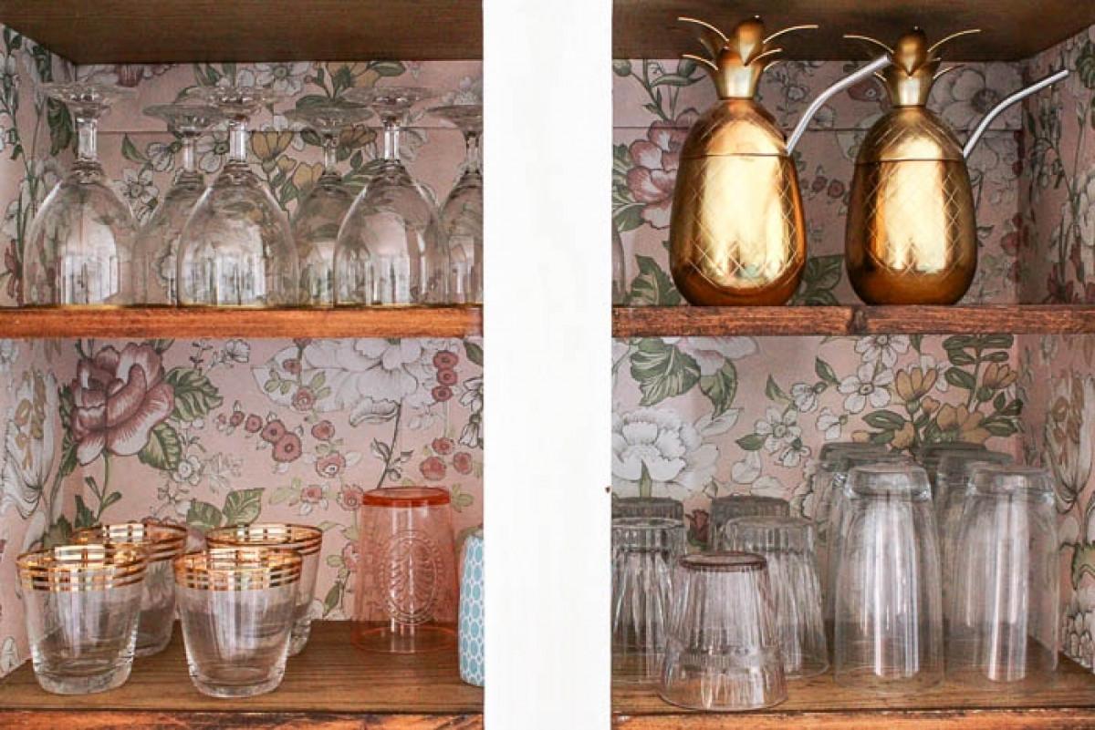 Тапет върху вътрешната стена на шкафовете