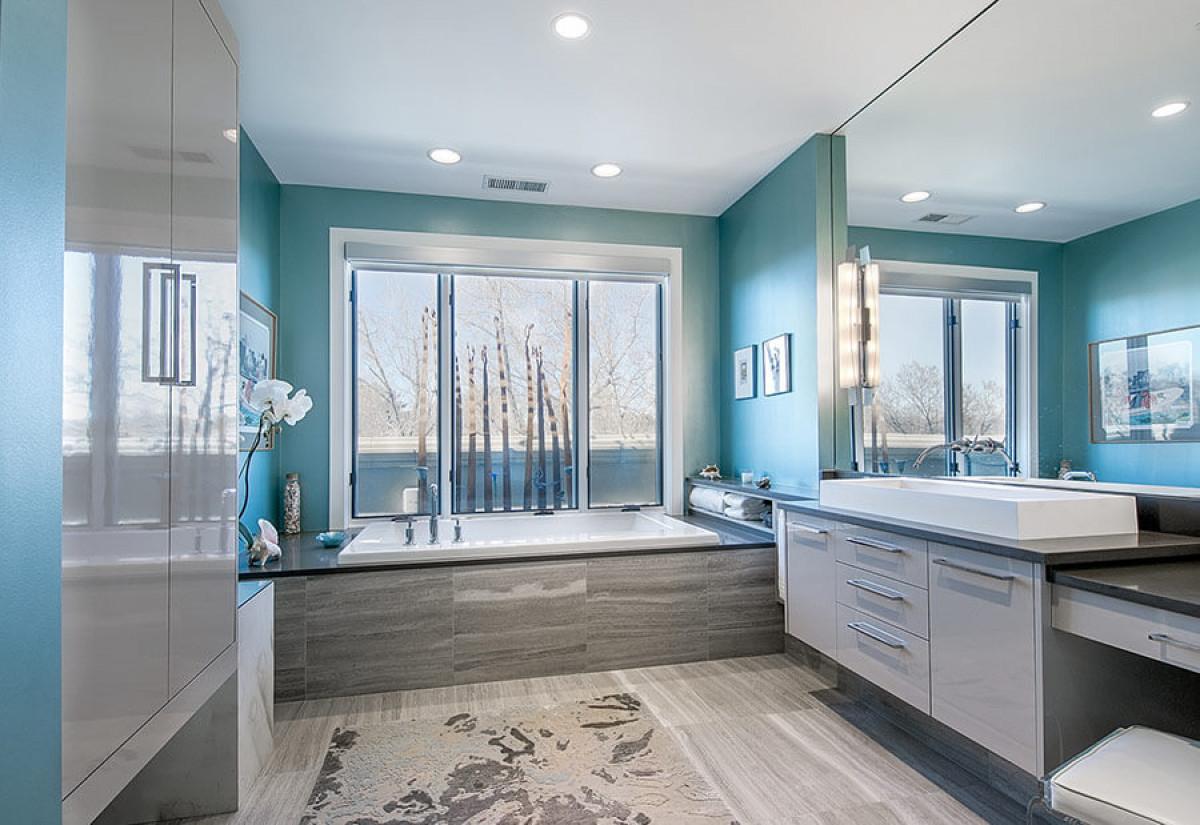 Поставете огледала и елементи от стъкло в синята баня