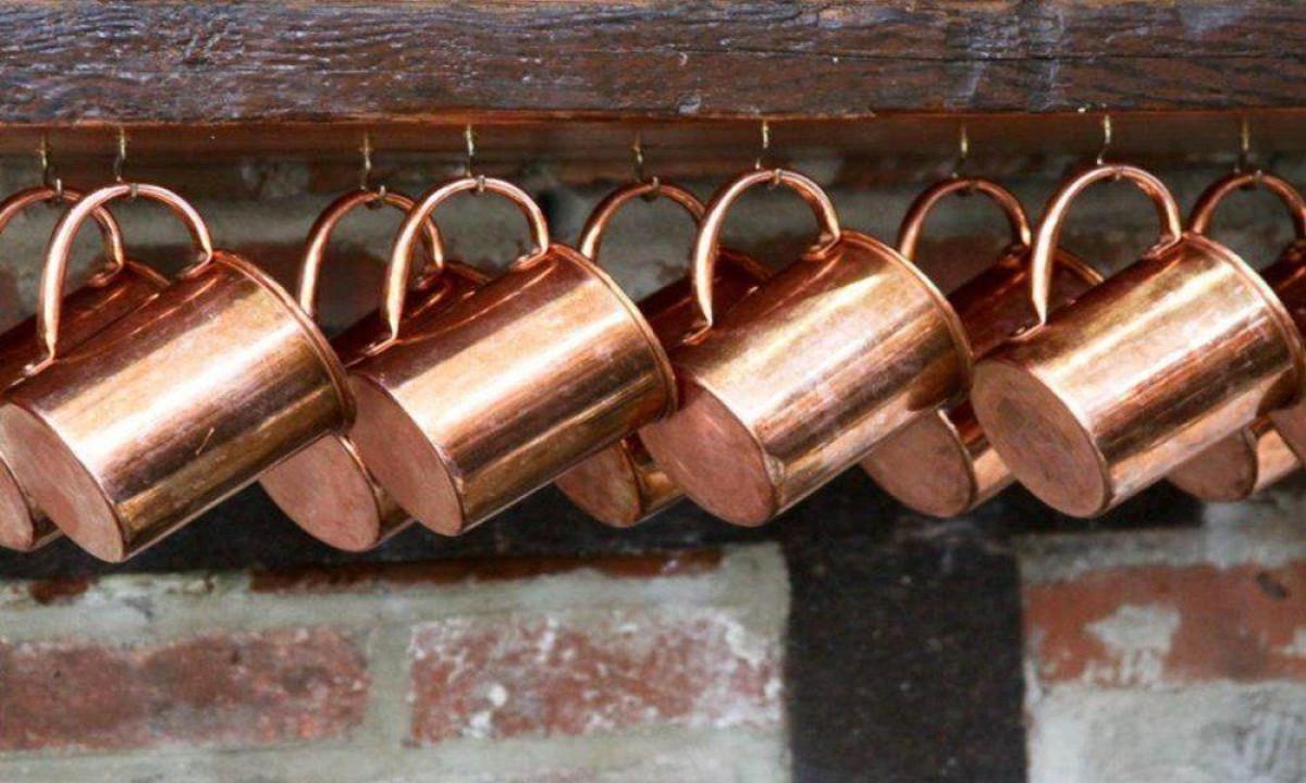 Халби и медни канчета за декорация в кухнята