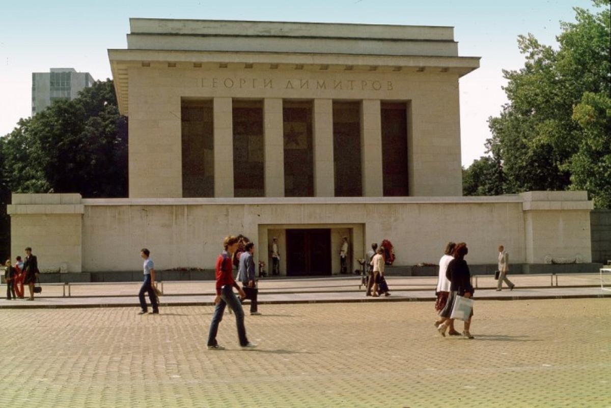 Страховити сгради от времето на комунизма