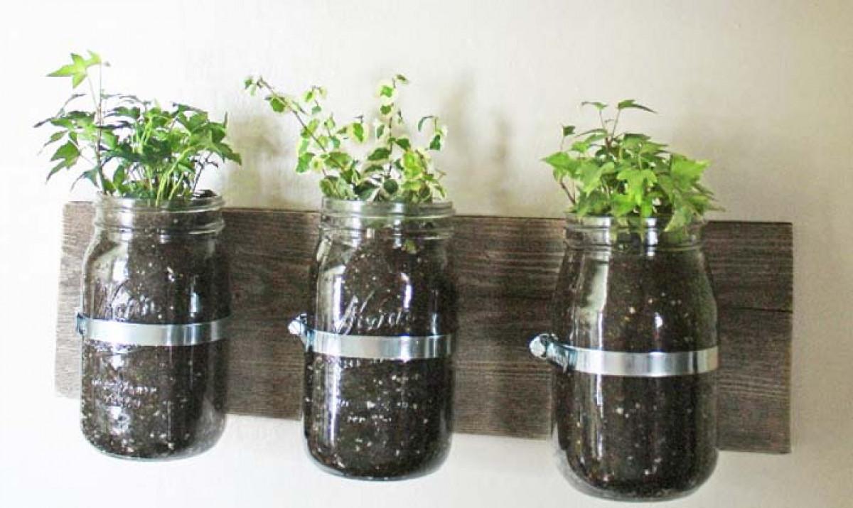 Подправки в стъклени буркани