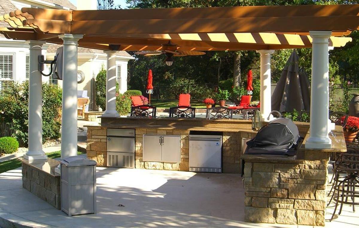 Великолепна беседка с барбекю под открито небе