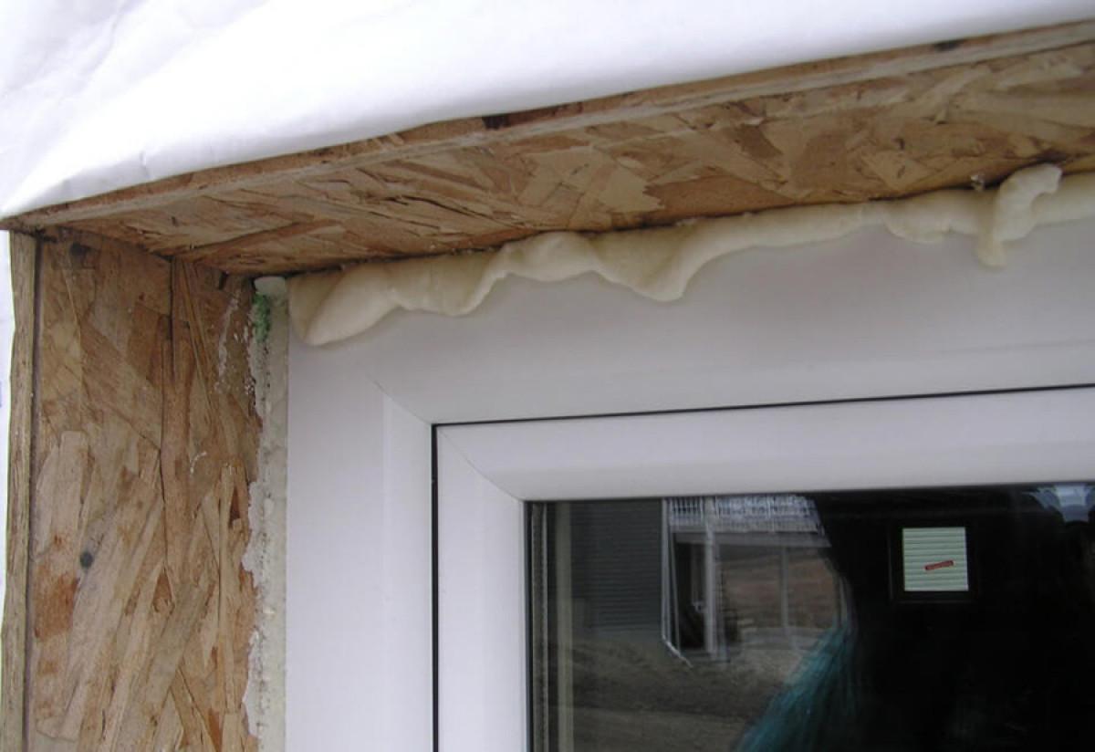 Отстраняване на засъхнала монтажна пяна от дограмата