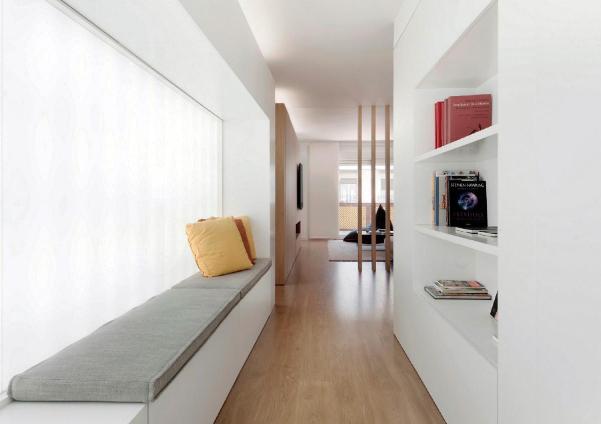 Пейка за четене в коридора