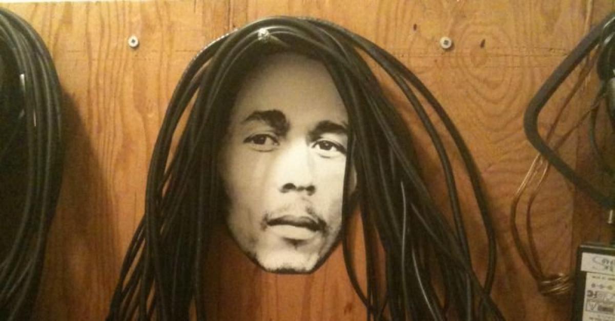 Как да скрием вечно пречещите кабели