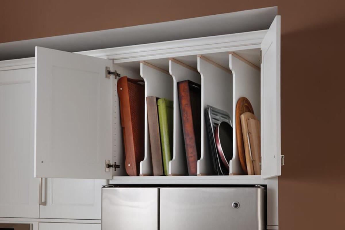 Организирайте дъските за рязане с помощта на поставка за списания