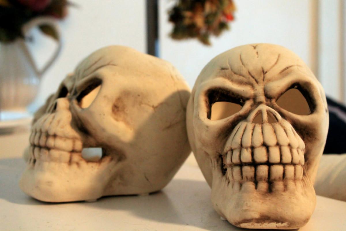 Свещници от черепи