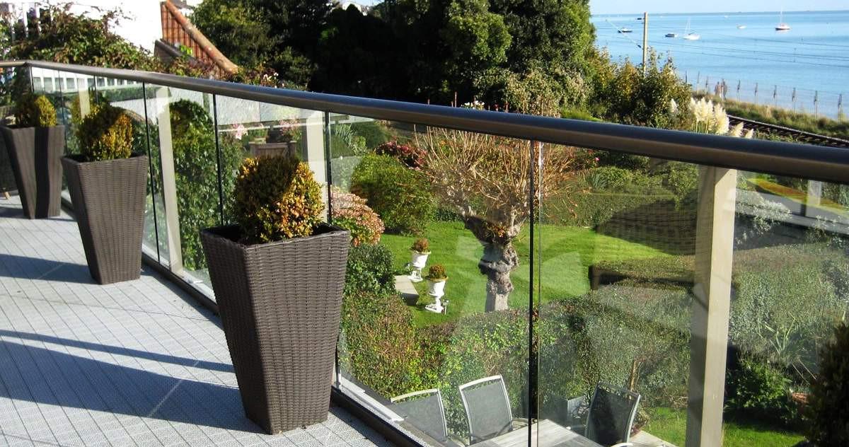 Алуминий или неръждаема стомана за шина за стъклен парапет?